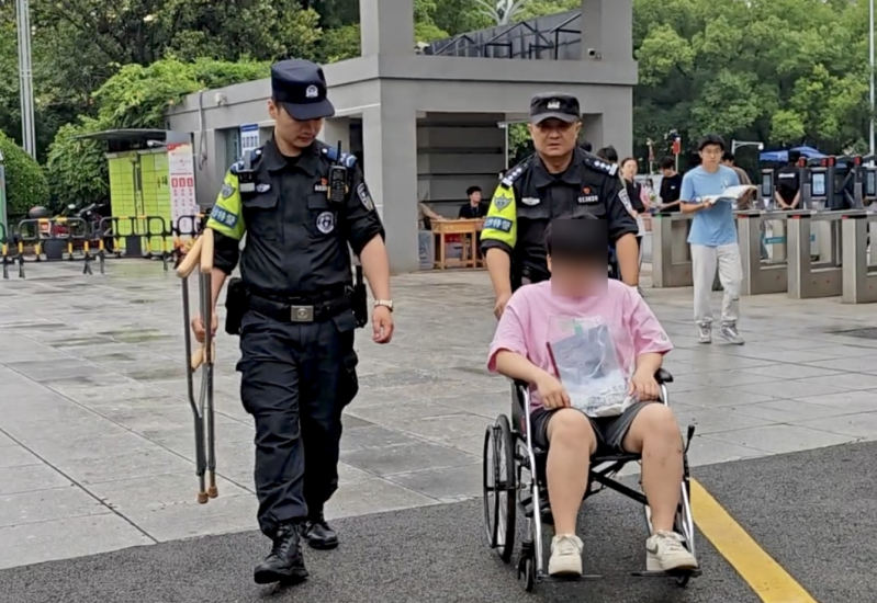 民警帮助坐在轮椅上的考生。受访者供图