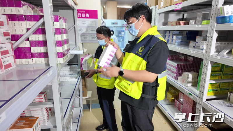 长沙市食药检所的抽检人员在医院药房开展抽检工作。长沙晚报全媒体记者 周辉霞 摄