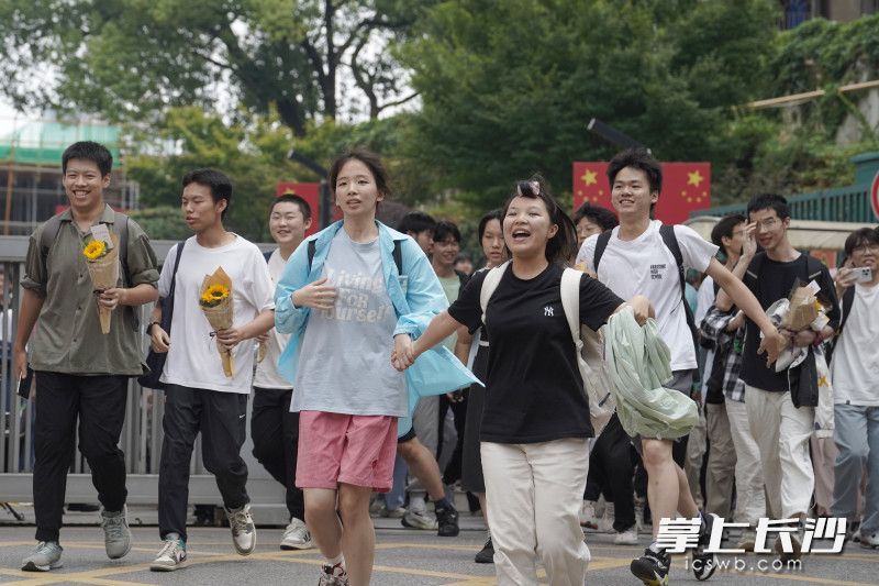 6月9日12时15分，雅礼中学考点，考生手牵手跑出考场。长沙晚报全媒体记者 邓迪 摄
