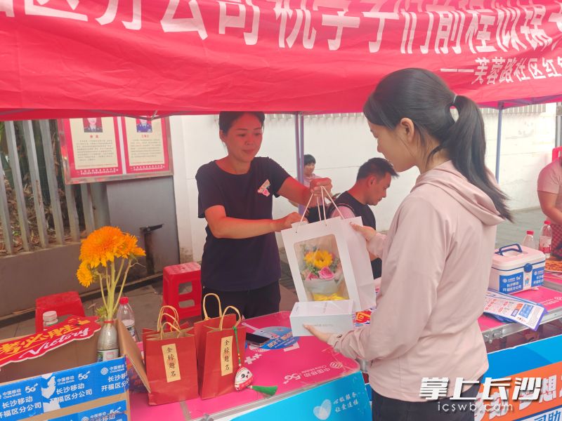 长沙移动为高三毕业生特别定制荣耀400旗舰机的优惠985元购机礼包。