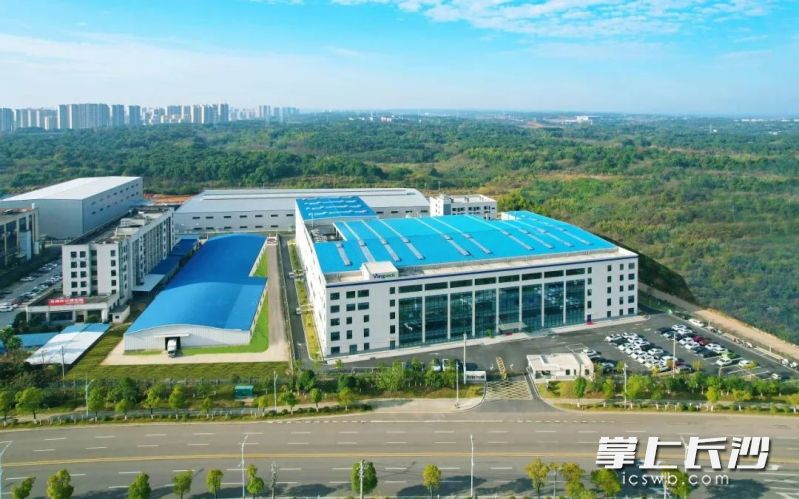 湖南万容包装有限公司2023年投产的宁乡生产基地，成为中部最大乳品包装容器生产基地。资料图片