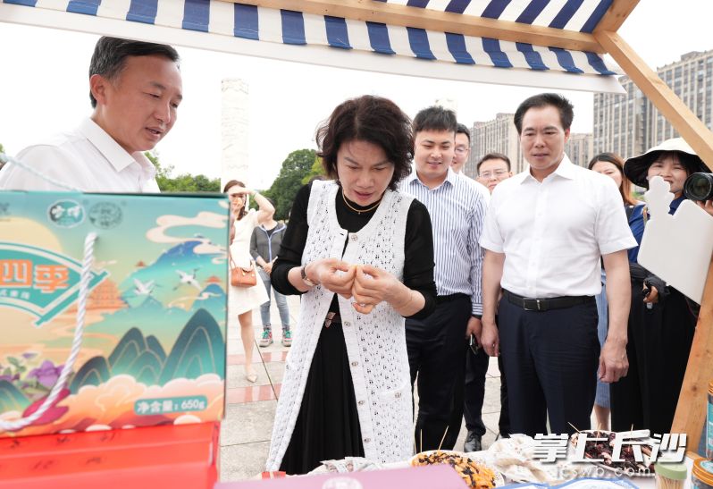 董明珠（前左二）沉浸式“打卡”宁乡市非遗，对“宁乡四碟”的老风味点赞。长沙晚报全媒体记者 张禹 通讯员 周娉 摄影报道