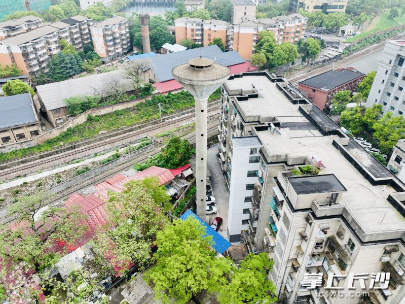 拆除前，危旧水塔紧邻铁路和居民楼，隐患重重。均为长沙晚报全媒体记者 李卓 摄