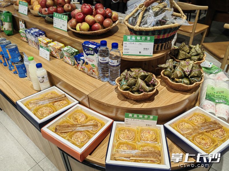 以木薯为原料制作的多款美食亮相。