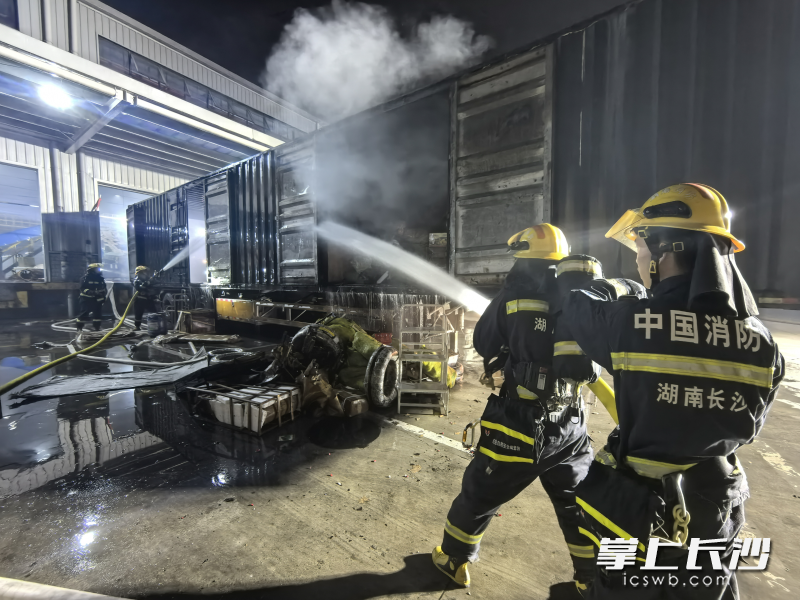 消防员正在扑灭货车火灾。长沙晚报通讯员 张新垚 摄