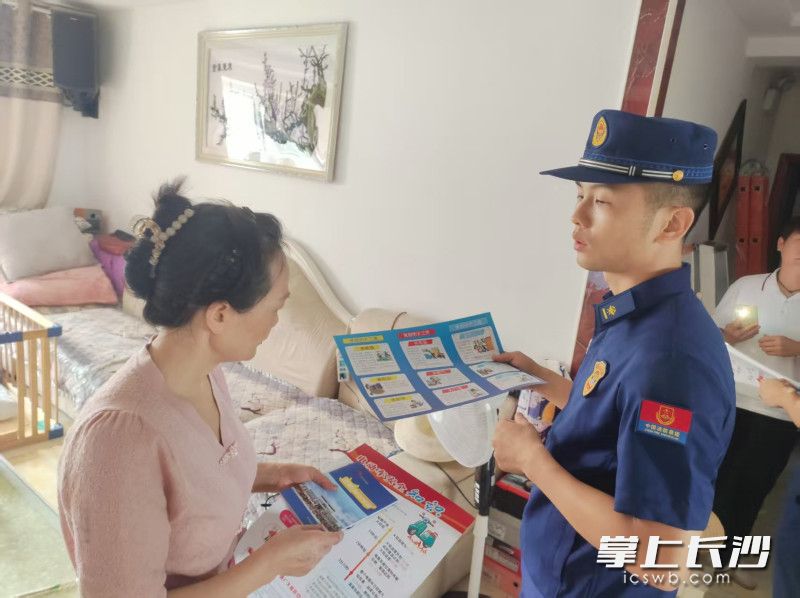 消防宣传员向居民发放电动车安全知识宣传资料。 长沙晚报通讯员 王磊 摄