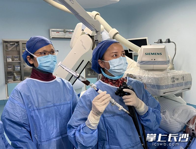 湖南省人民医院消化内科手术团队为患者运用超声内镜引导定位,精准实施内外引流术,以微创方式解除危机。均为长沙晚报通讯员 黎秀兰 彭娅 供图 湖南省人民医院消化内科手术团队为患者运用超声内镜引导定位,精准实施内外引流术,以微创方式解除危机。均为长沙晚报通讯员 黎秀兰 彭娅 供图