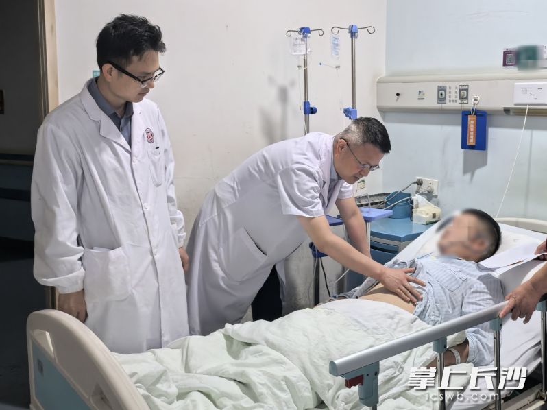 术后,湖南省人民医院消化内科主任刘鹏查看患者恢复情况。 术后,湖南省人民医院消化内科主任刘鹏查看患者恢复情况。