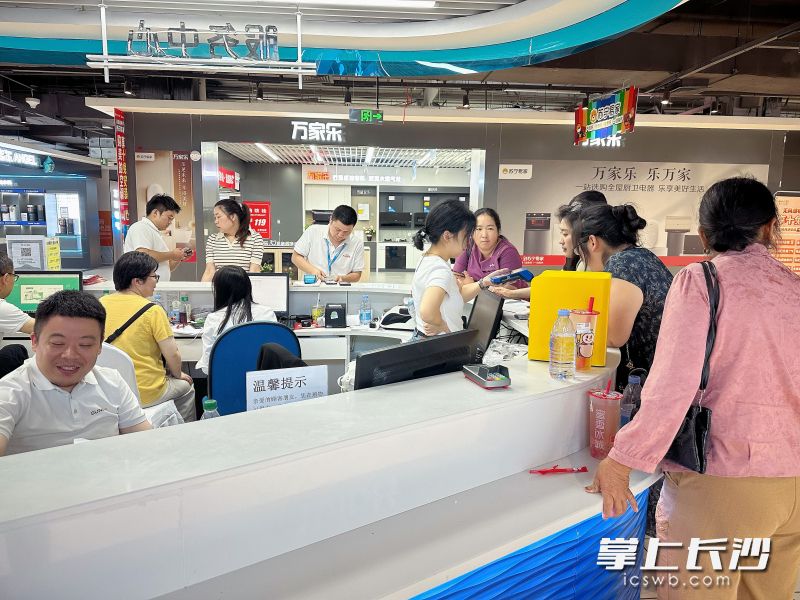 苏宁易购芙蓉易家旗舰店选购家电的市民络绎不绝。