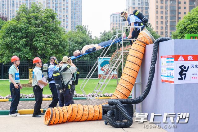 演练模拟有限空间作业窒息事故，企业及应急人员联合救援。