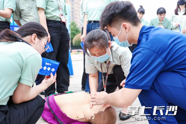 心肺复苏急救体验。