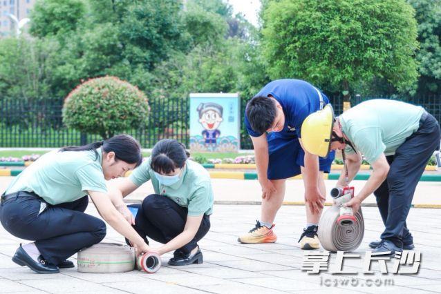 现场学习正确抛水带。