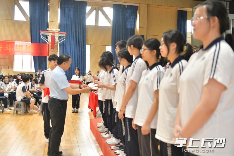 麓山国际实验学校党委书记向雄海向毕业生颁发校友会聘书，欢迎大家加入校友大家庭。长沙晚报通讯员 唐婉欣 摄