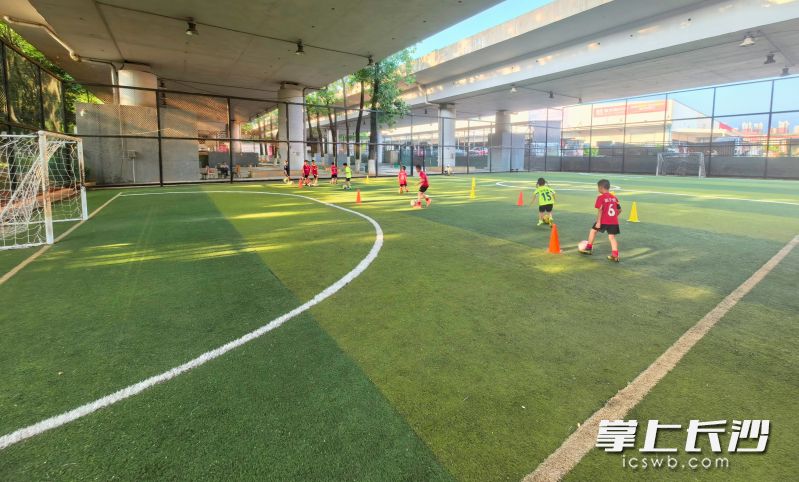 运动公园改造一新，社区大人小孩都过来踢球。长沙晚报通讯员 黄宇 摄