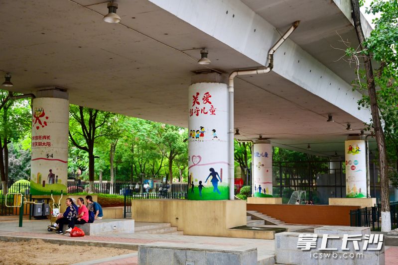 附近居民纷纷前来打卡。