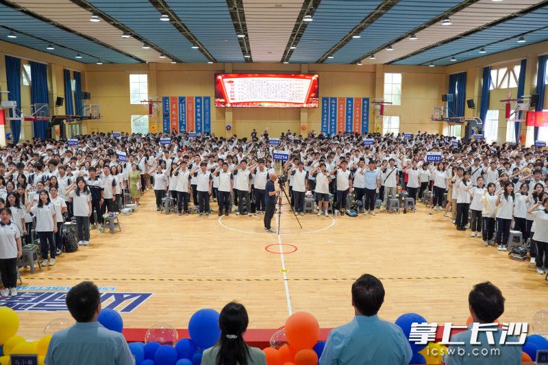 “追求卓越，永不满足！”全体学生高举右拳，在师长的见证下庄严宣誓成人责任。