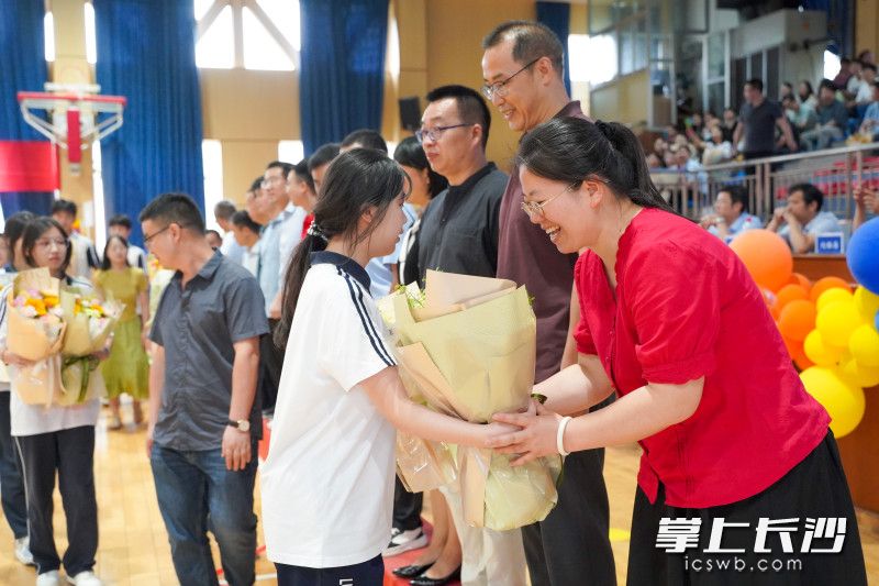 学生们向教师敬献鲜花。