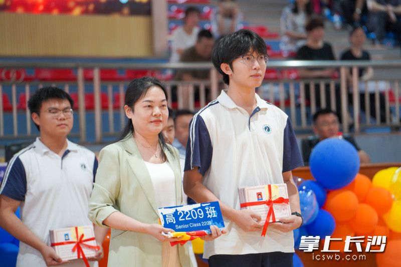 各班班长依次向校长移交班牌与班旗，并领取毕业证书，象征麓山精神的代际传承。