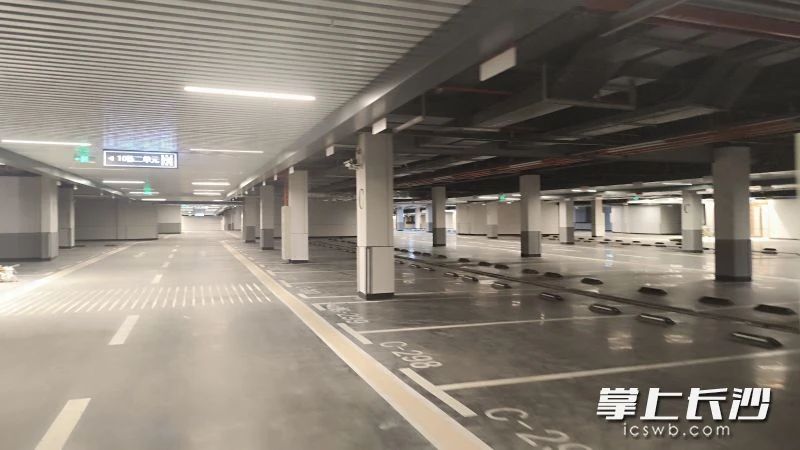 现在的车位销售之后，业主往往只能拿到一份交易合同。孙占锋 摄