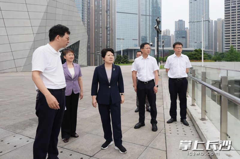 10日，省委常委、市委书记吴桂英围绕“文化和科技融合”这一主题开展“十五五”规划专题调研，来到长沙滨江文化园。
