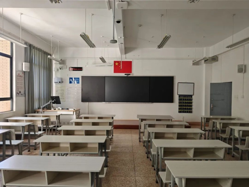 应用在教室里的世邦电子时钟和广播音箱。均为 通讯员 供图