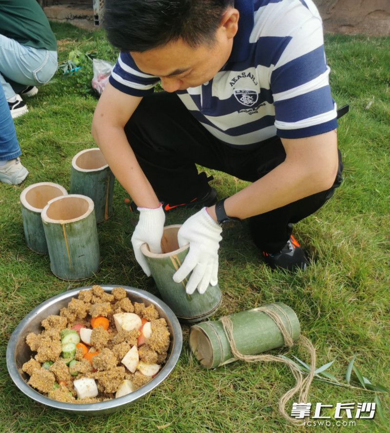在竹筒里装上食物。 在竹筒里装上食物。