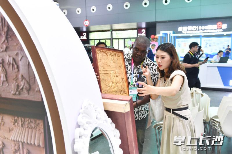 长沙国际会展中心汇聚非洲农食产品、手工艺品、珠宝首饰等千余款特色产品。 长沙晚报全媒体记者 王志伟 摄