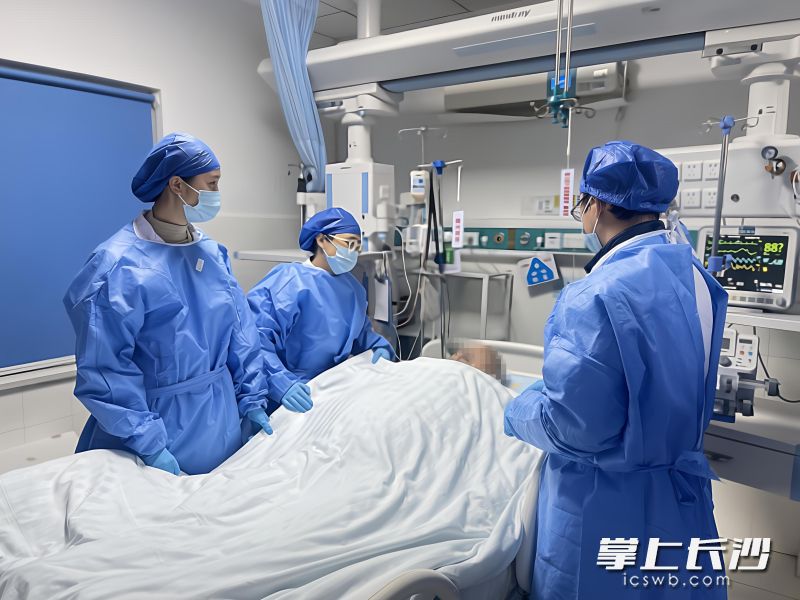 医护人员为患者查房。长沙晚报通讯员 刘军 供图