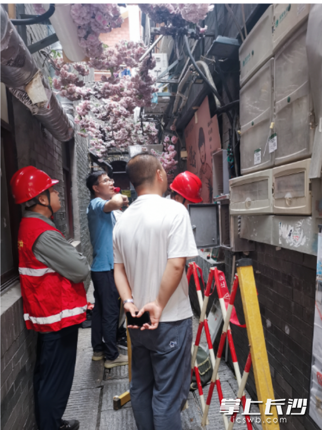 天心区城南路街道天心阁社区联合供电部门重点针对电表箱、电线老化及违规接线等隐患进行全面排查。均为长沙晚报通讯员 供图