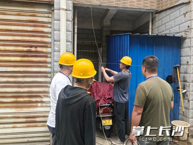 工作人员正在对电动车“飞线充电”现象展开排查。