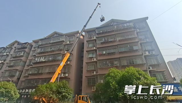 东岸街道聚焦排查居民身边灾害隐患，对50余处存在安全隐患的太阳能热水器、水塔、空气能进行拆除清理。