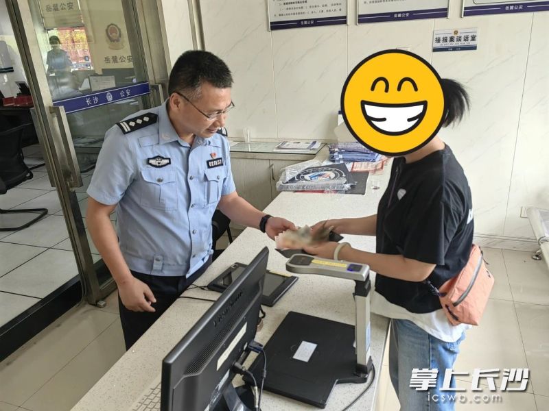 胡先生捡到钱包后，委托其女儿交给民警寻找失主。长沙晚报通讯员 邓昊雯 供图