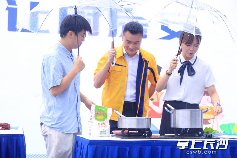 情景剧《让厨房安“燃”无恙》生动演绎日常生活中易被忽视的燃气安全隐患及正确处置方法。长沙晚报全媒体记者  周辉霞 摄
