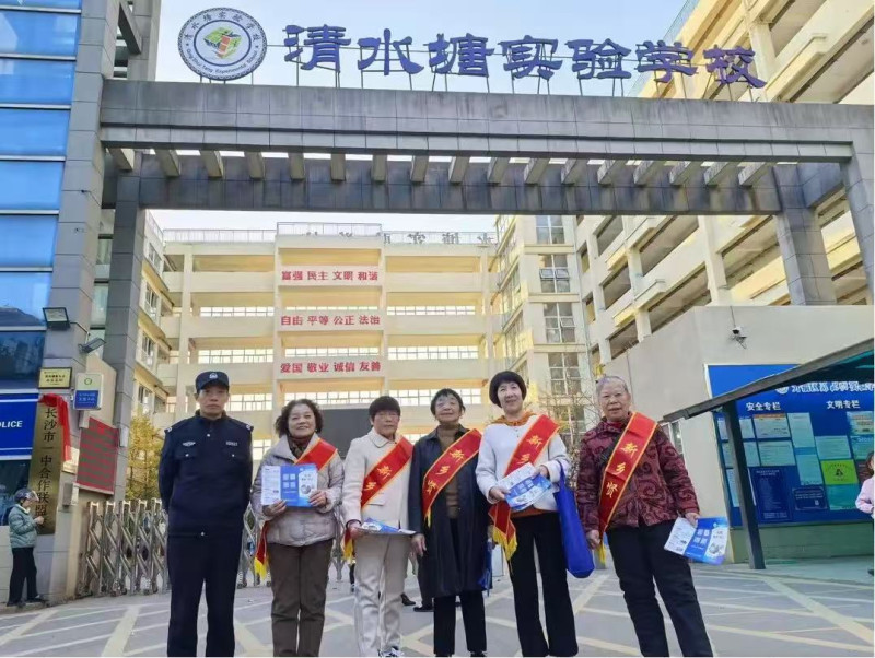 李小辉在参与禁毒志愿活动。
