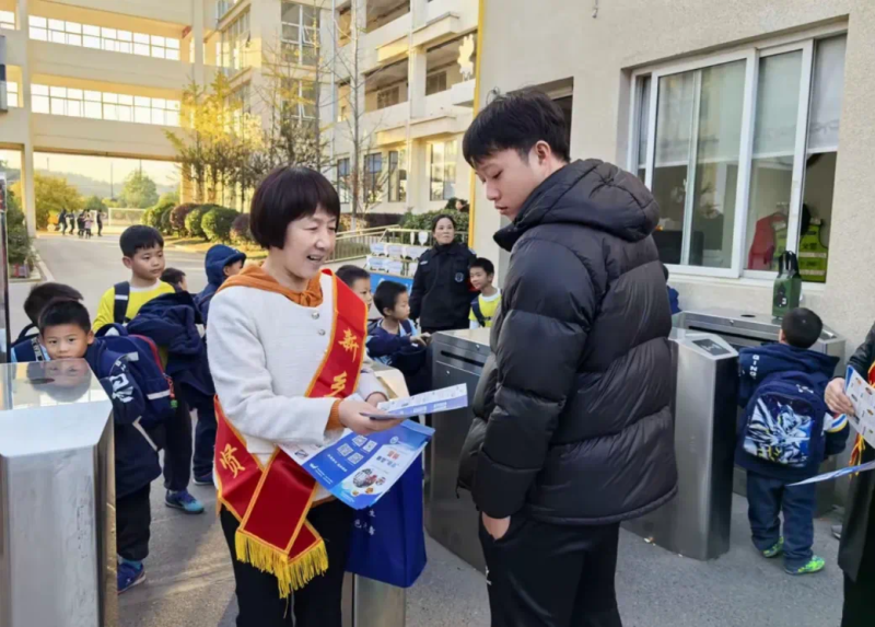 李小辉在参与禁毒志愿活动。图片均为长沙晚报通讯员 史雅 提供
