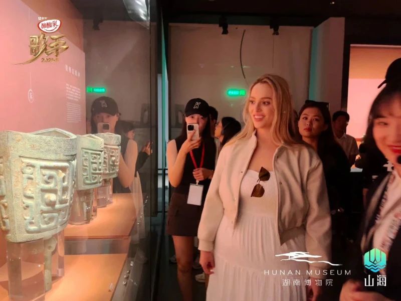 歌手格瑞丝・金斯勒参观湖南博物院。图片来源于湖南卫视