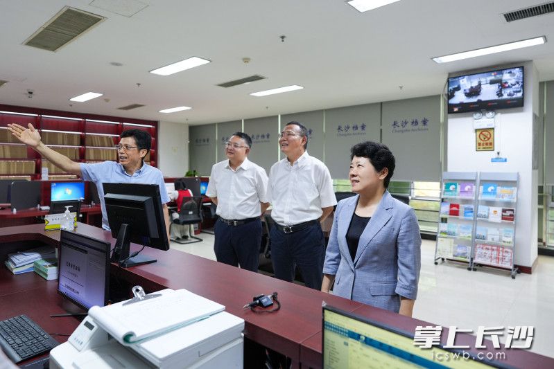 6月11日，省委常委、市委书记吴桂英在市档案馆调研档案工作。长沙晚报全媒体记者 郭雨滴 摄