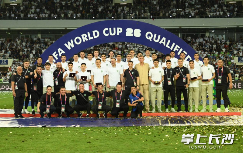 乌兹别克斯坦总统在比赛现场向乌兹别克斯坦男子国家足球队赠送比亚迪汽车。均为比亚迪供图