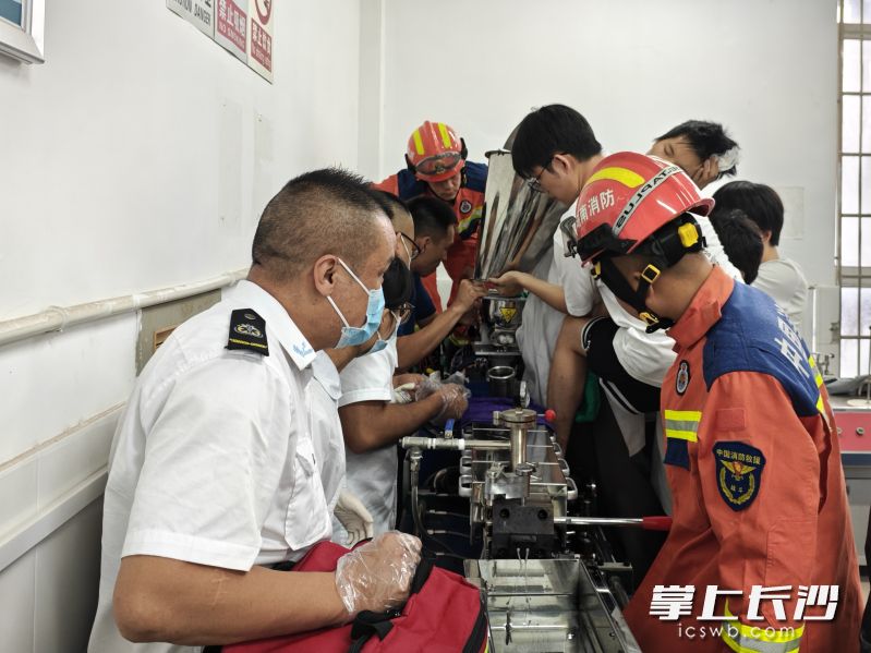 消防员破拆制浆机设备解救被困学生。长沙晚报通讯员 侯永奎 摄
