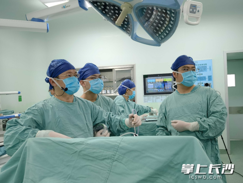 湖南省人民医院肝胆二病区（肝脏外科、器官移植专科）沈贤波主任团队为患者成功进行手术。均为长沙晚报通讯员 曾欣欣 供图