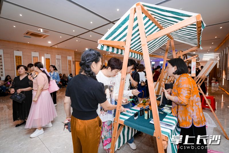 传统和香制作技艺，吸引了众多市民前来体验。均为受访者 供图