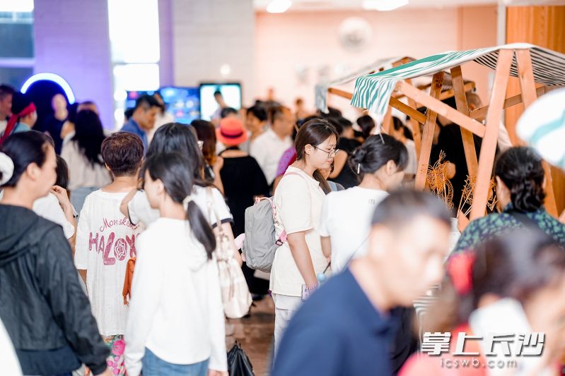线下现场，非遗体验区人潮如织。