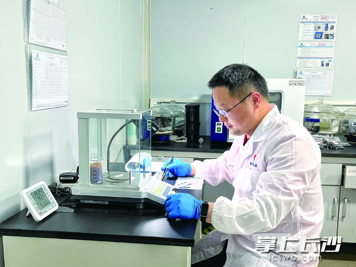 实验室内，李魁正进行材料性能测试。刘孟娟 摄