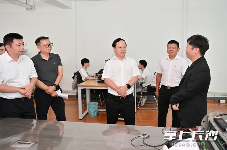 长沙市委常委、浏阳市委书记肖正波在仁杰电子科技有限公司调研，了解大学生创业、科技创新、服务培训等情况。张迪 摄