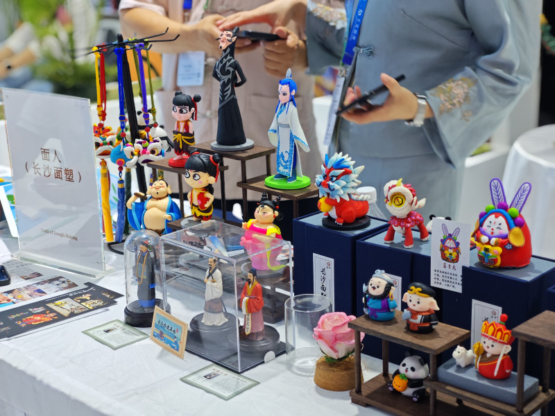 长沙面塑等特色展品展现长沙文化魅力。