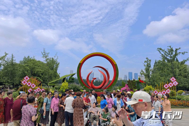 蓝天白云下，市民在湖南烈士公园拍照打卡。 均为长沙晚报全媒体记者贺文兵摄