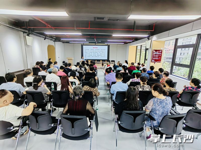 文史专家给街坊们讲社区老掌故。  均为长沙晚报通讯员夏蕴宁供图