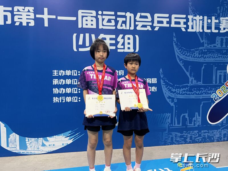 市运会乒乓球（少年组）赛场上，周凡筠（右）与队友梁钰茜获得乙组女双金牌。
