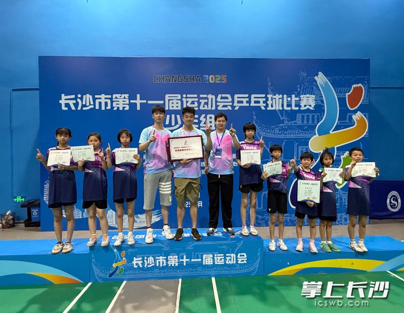 在本届市运会乒乓球比赛（少年组）中，枫树山大桥小学乒乓球队获得“三金一银”的优异成绩，位居金牌榜第一。