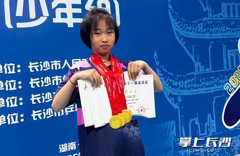 2105班梁钰茜同学在本次市运会乒乓球比赛（少年组）中，斩获乙组女子个人单打、女子双打、女子团体三枚金牌。